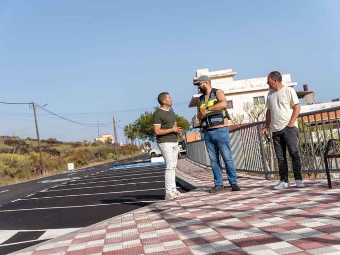 El Ayuntamiento de La Frontera recibe las obras de la nueva acera de Artero, que completa un eje peatonal mas seguro y accesible